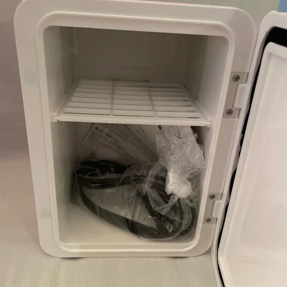 NIB Mini Beauty Fridge - Pink - Picture 9 of 9